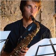 Laureato in Sassofono propone lezioni private di sax, teoria e solfeggio a Milano
